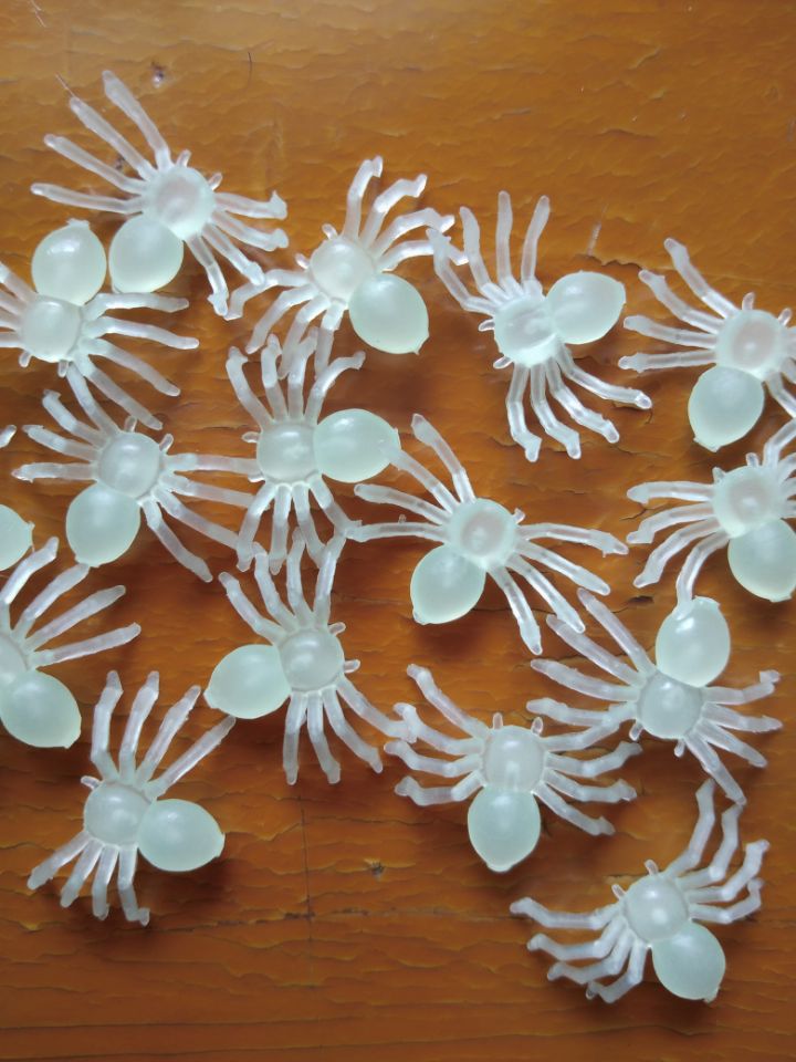Plastic Halloween Spiders — Pack of 50