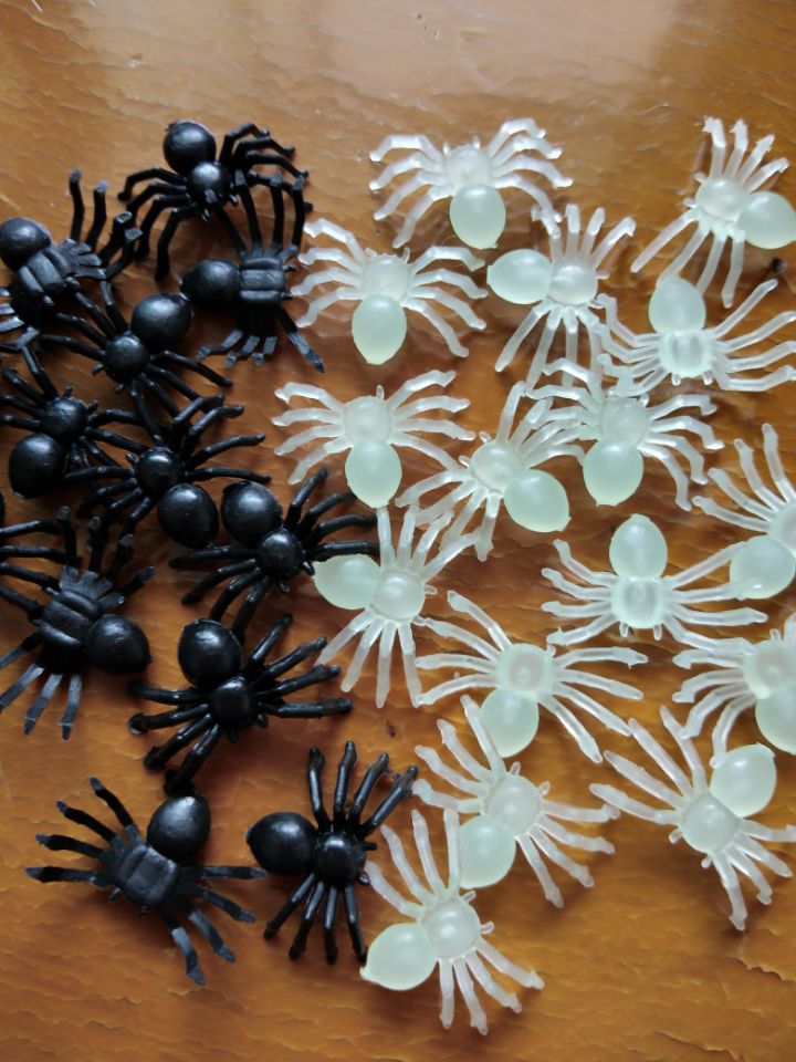 Plastic Halloween Spiders — Pack of 50